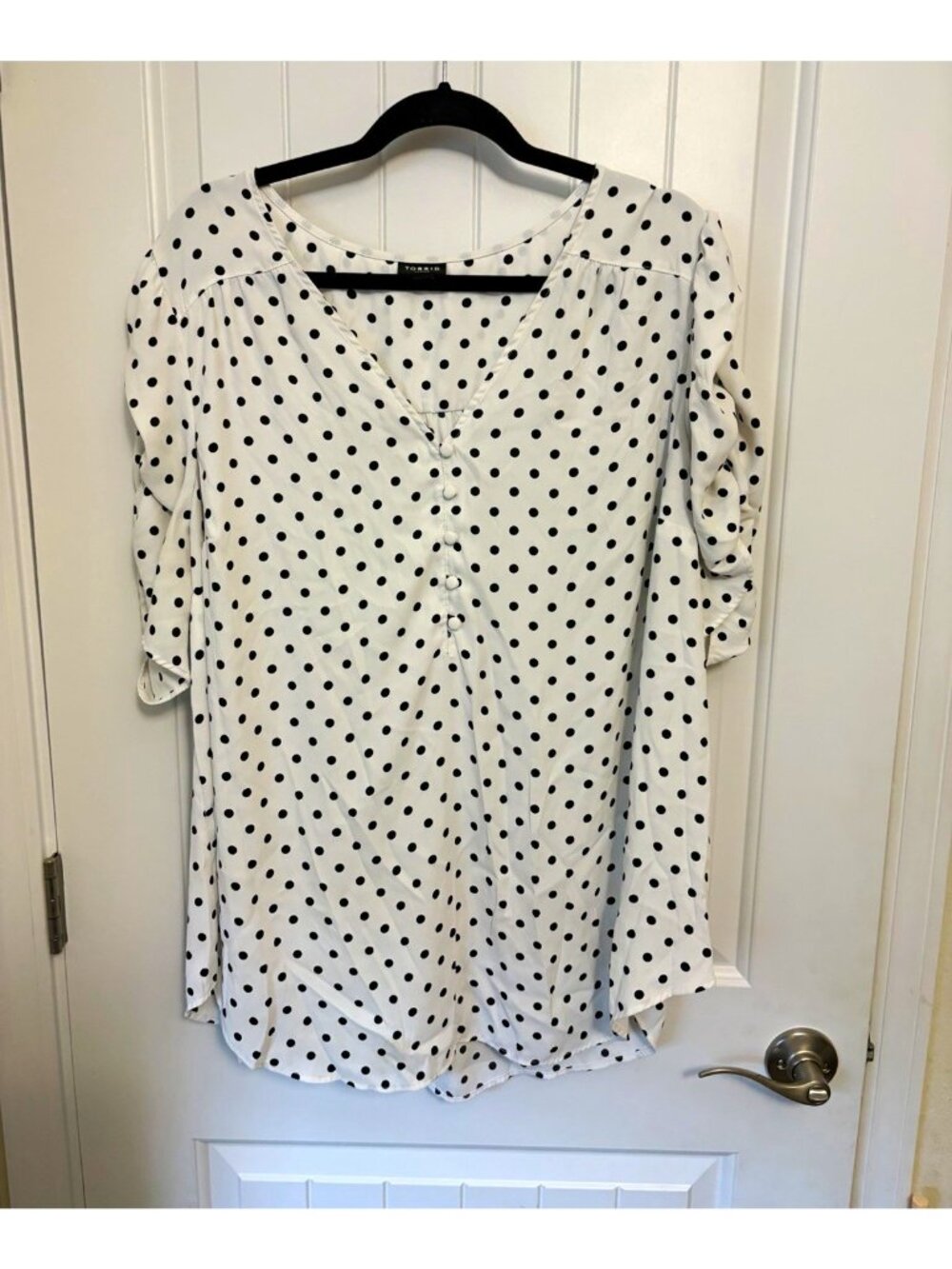 Torrid Harper White/Black Polka Dot V-Neck Button Front Blouse Size 3 PTP 27”